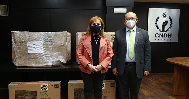 CNDH dona pantallas de televisión para apoyar actividades educativas 