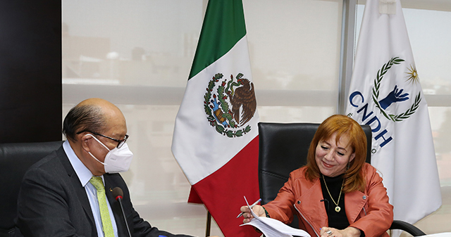 CNDH dona pantallas de televisión para apoyar actividades educativas 