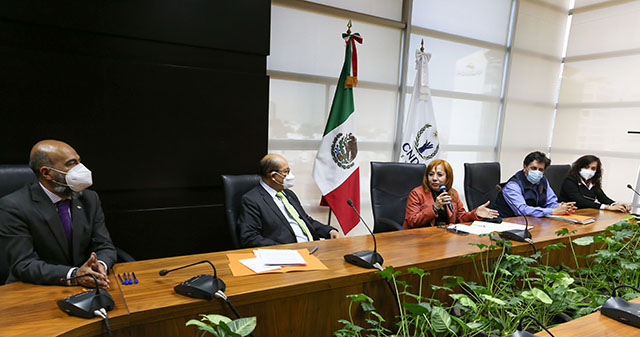 CNDH dona pantallas de televisión para apoyar actividades educativas 