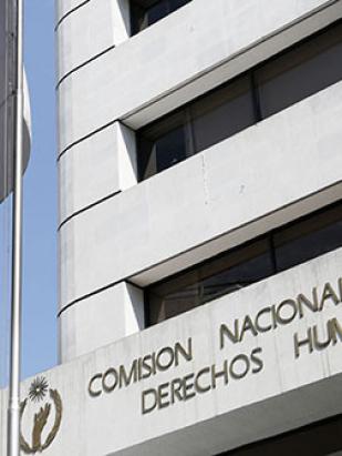 La Comisión Nacional de los Derechos Humanos (CNDH) inicia investigación de oficio y ejerce su facultad de atracción ante las protestas realizadas por el caso del joven Giovanni López, quien fue detenido por elementos de la Policía Municipal de Ixtlahuacán de los Membrillos, Jalisco, presuntamente por no utilizar cubrebocas y al forcejear con dichos servidores públicos municipales fue lesionado gravemente, lo que derivó en su posterior fallecimiento